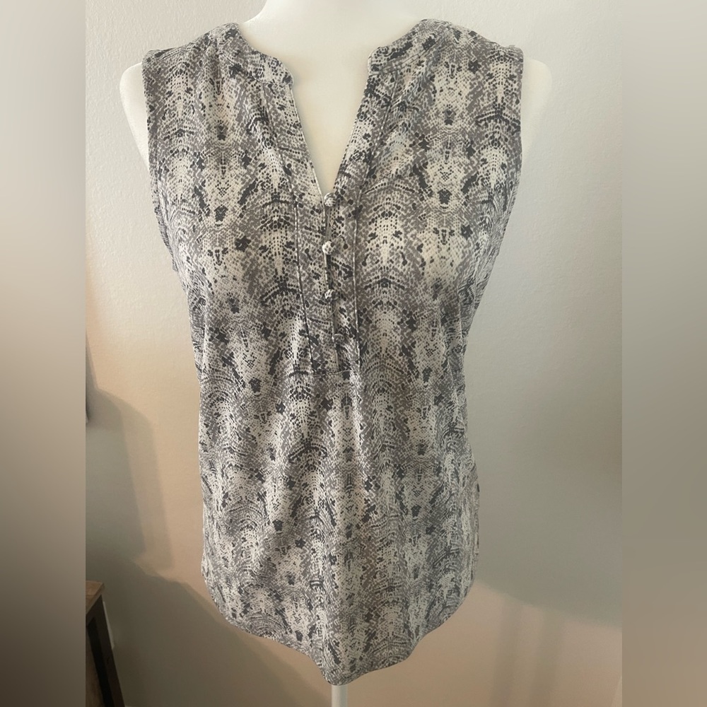 Women’s sleeveless top, size Small